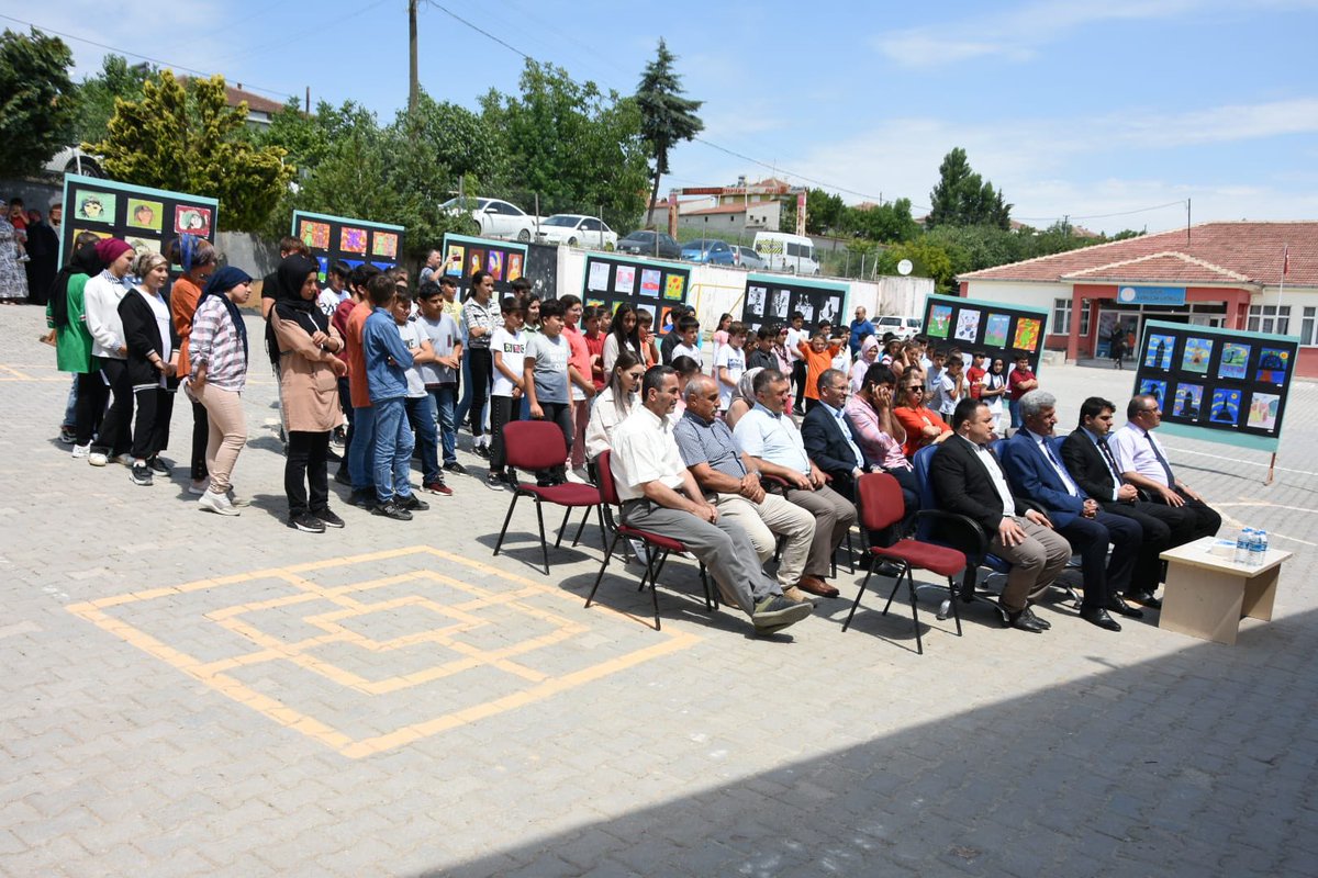 karkucakort's tweet photo. Kaymakamımız Halid YILDIZ, Belediye Başkanımız Sadık Edis, Milli Eğitim Müdürümüz @resulozata55 ve İlçe Gençlik ve Spor Müdürü @mehmetuyargsim ve değerli misafirlerimizin katılımlarıyla, görsel sanatlar sergimizi gerçekleştirdik. https://t.co/w40ZL0I3JQ