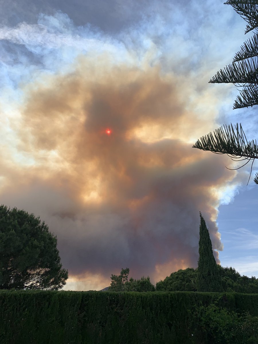 Geecal's tweet photo. Smoke filled skies over Marbella #fire #marbella https://t.co/YETaHFX9o9