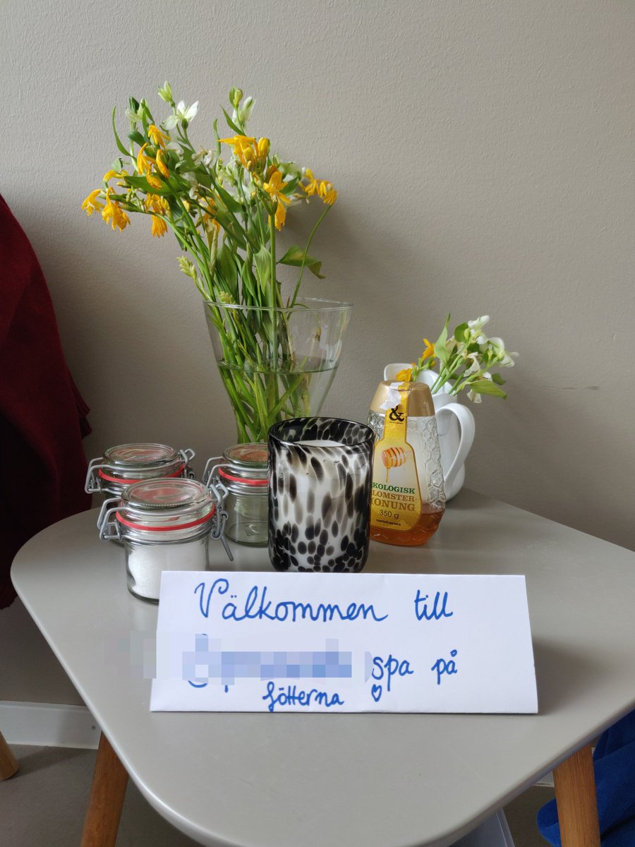 LuTiia's tweet photo. Man behöver lite lyx i livet! Detta ordnade vi till förskolans personalen. 🎉🙌 https://t.co/6SUFBmX8PV