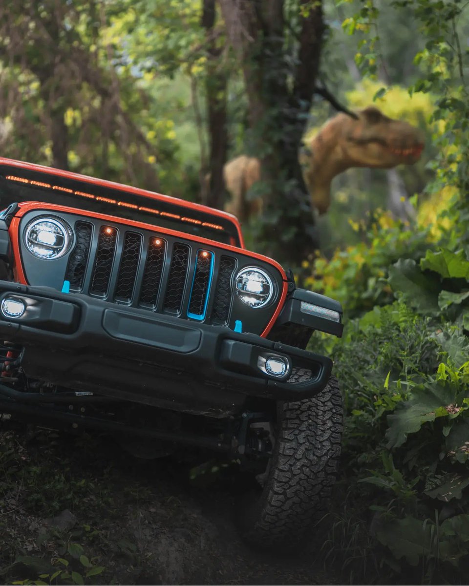 Tetriiick's tweet photo. Just took photo of that @Jeep. With the new @JurassicWorld movie comming out it was a great timing to add a little touch 🦖. Can you spot them ? (3in#1 and 1in#1) #photography #carphotography #photoshopediting #jeeplife #JurassicWorld https://t.co/zvx5OXjjFR
