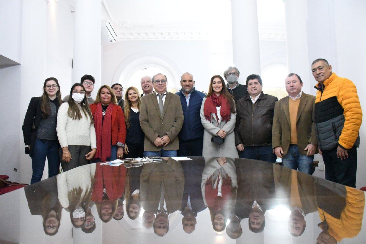 tassanoeduardo's tweet photo. Previo a la asunción de las autoridades de la @UCRCtesCapital, recibí a @claudiopolich1, @SantiM94 y a toda la dirigencia. Los felicito por el trabajo que vienen realizando y me comprometo a seguir avanzando juntos, por el desarrollo de nuestra ciudad y nuestra provincia 🤝 https://t.co/DdziBeHMRO