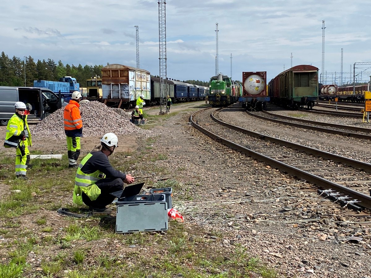 NummelinMarkku's tweet photo. Uusilla mittaustekniikoilla tarkkaa tietoa radan ja liikkuvan kaluston yhteentoimivuudesta ja elinkaarenhallinnasta. Kouvolan testeissä mukana Väylävirasto, Tampereen yliopisto ja kaikki tavaraliikennöitsijät. Kuusi veturityyppiä ja moninaisia vaunutyyppejä. Kuvat 8.6.2022. https://t.co/NsFFvCOx2X