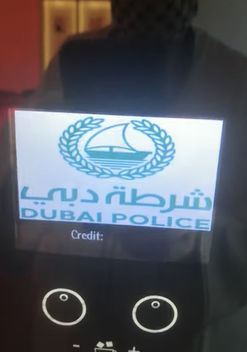Tous les postes de police ont une machine à café payante à l’entrée, arrêtez votre cinéma les blatus vous êtes ridiculouuuuus, d’ailleurs la police de Dubaï est en collaboration avec Starbucks pour faire de la prévention #blatarnaque #blatagate #Dubai #scam