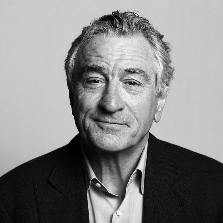tracklist's tweet photo. Robert De Niro falou sobre seu amor por Taylor Swift: 

"Eu tenho todos os álbuns dela. Não sou fã. Eu provavelmente ouço a música dela no rádio e gosto." https://t.co/VhqsphpLx2