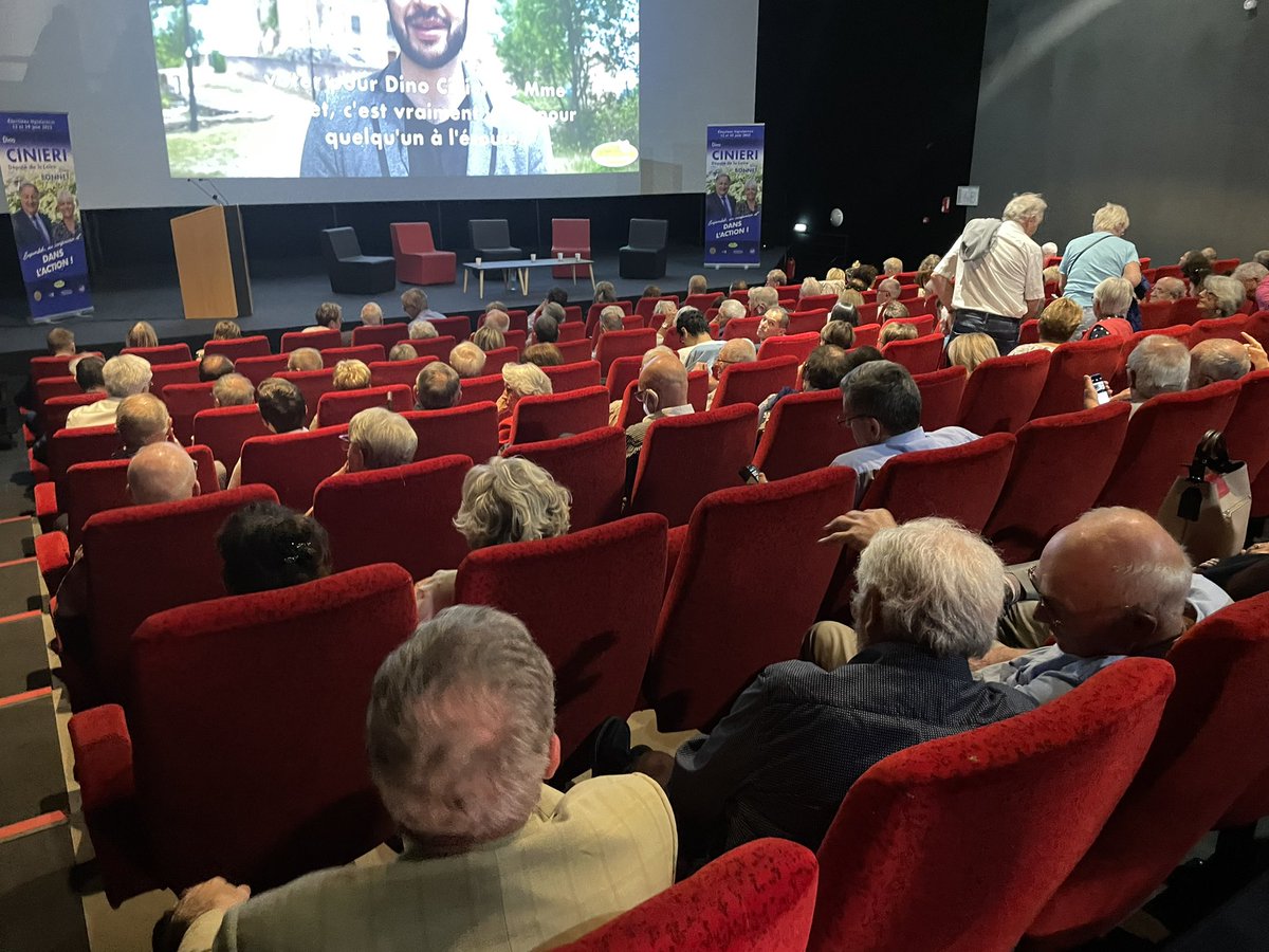 MatthieuRIFFARD's tweet photo. Une salle pleine pour accueillir la dernière réunion publique de @DinoCinieri avant le 1 er tour des législatives. Avec  la présence amicale du Président de Région @laurentwauquiez, du Président du Département de la Loire @GeorgesZiegler et du Maire @OlivierJoly16 https://t.co/48MOO6BdoZ