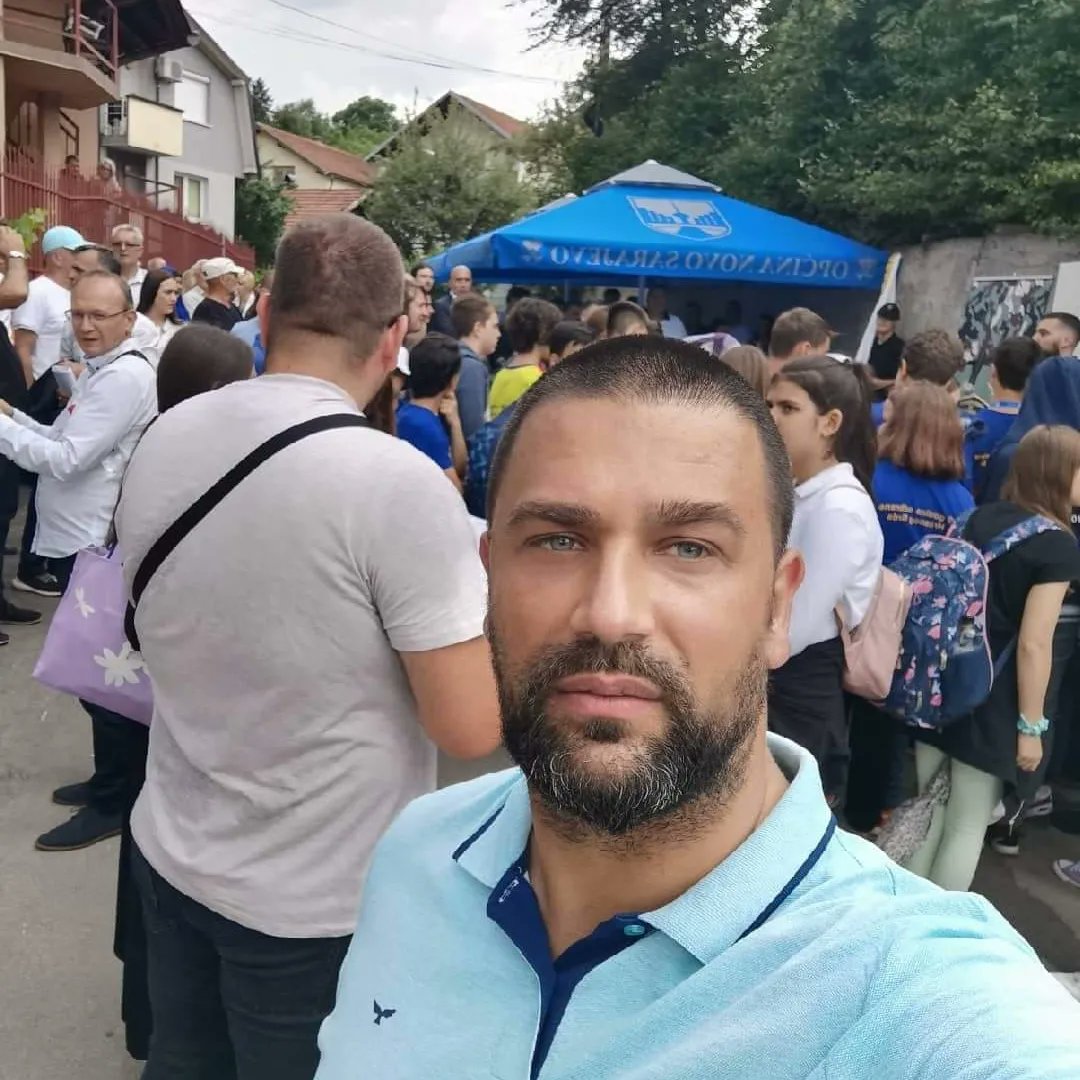SrSrdic's tweet photo. 30 godina od pogibije Vinka Šamarlića

🇧🇦 Naravno, kao i svake godine do sada obišao sam Spomen-ploču i odao počast jednom od najvećih bosanskih sinova.

🇧🇦 Neka ti je vječna slava🖐️ https://t.co/S856TOlYns