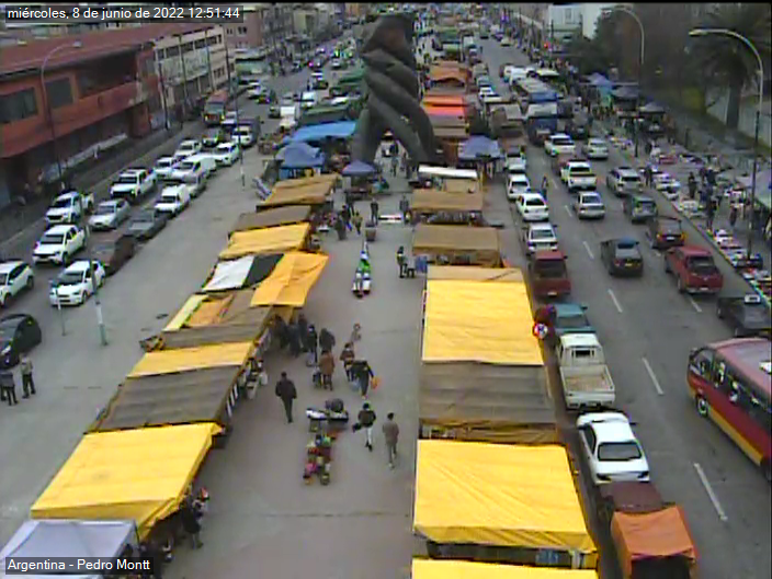 TTIValparaiso's tweet photo. AHORA [12:52] #Valparasio: se mantiene tránsito lento en Av. Argentina en ambos sentidos por feria en el bandejón central. Conduzca con precaución y atento a los peatones. https://t.co/lzUNQWNFy9