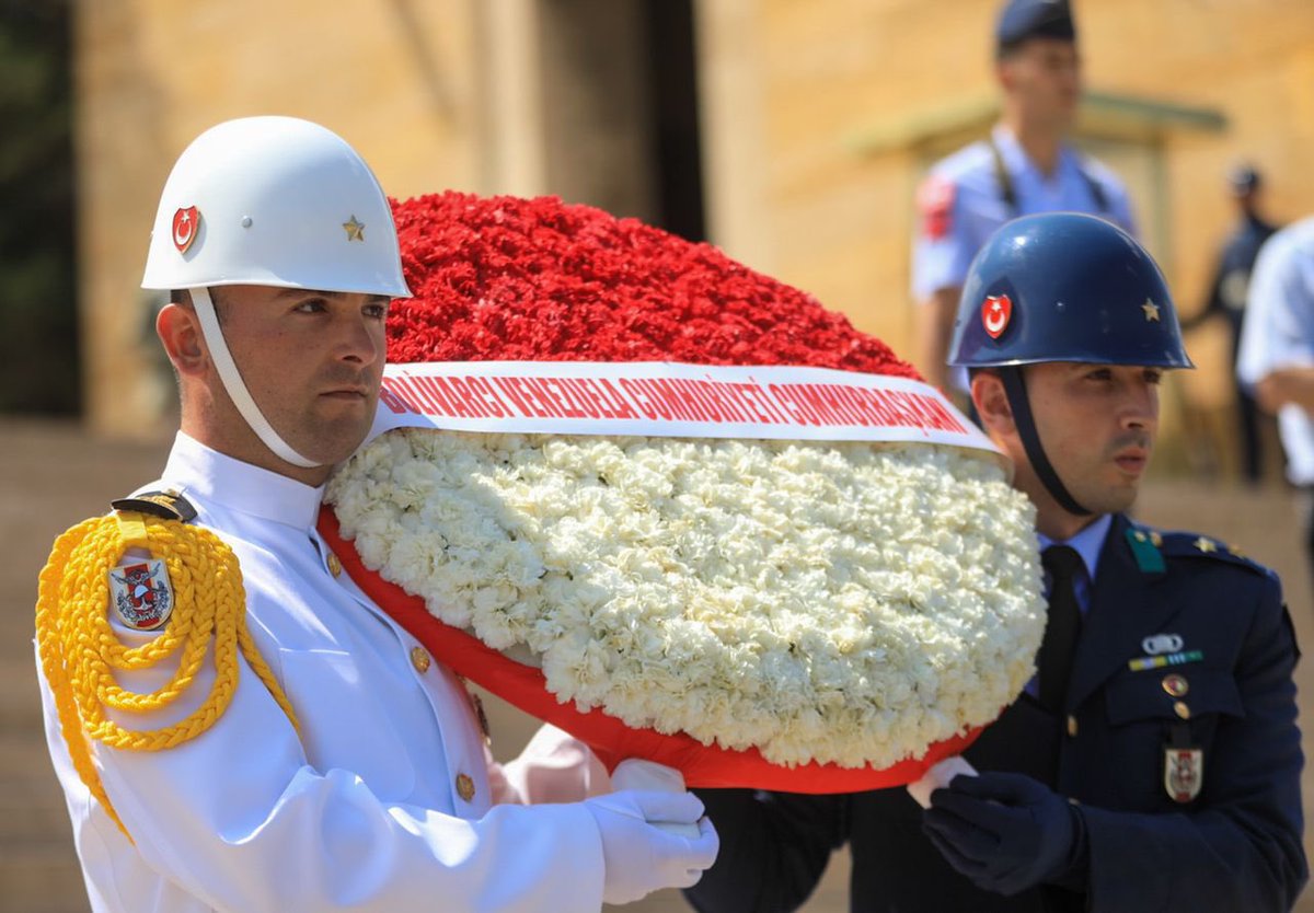 AliErnesto32's tweet photo. Un honor acompañar a nuestro Presidente @NicolasMaduro y Primera Combatiente @ConCiliaFlores, al Mausoleo del Padre de la independencia turca Mustafa Kemal Atatürk. Evento solemne que ratifica el compromiso con nuestra hermana Nación.

#VenezuelaYTurquiaJuntas 
@delcyrodriguezv https://t.co/C0PK3AwYOr