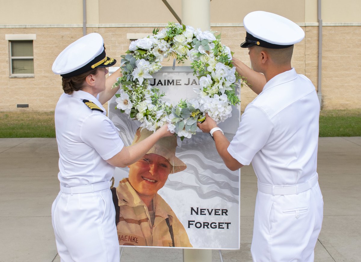 NavyMedicine's tweet photo. Navy Medicine Training Support Center (NMTSC) Sailors hosted a commemoration ceremony honoring Hospital Corpsman 2nd Class Jaime S. Jaenke, June 2. On June 5, 2006 she was killed when her Humvee was hit by an IED.
https://t.co/SUYsCLNIe9
#NMTSC #hospitalcorps #navymedicine https://t.co/Y1V371iYPw