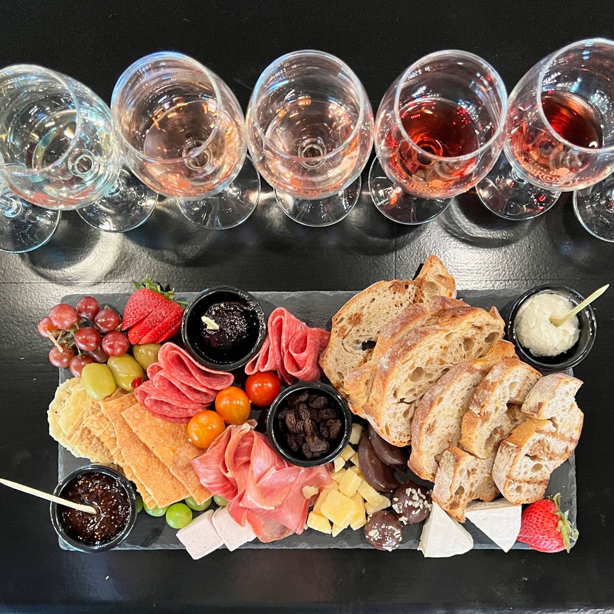 Your weekend plans await🙌
Click through for a little preview of what you’ll get if you stop by our new Queensbury Tasting Room this weekend! Visit adkwinery.com/book for reservations!