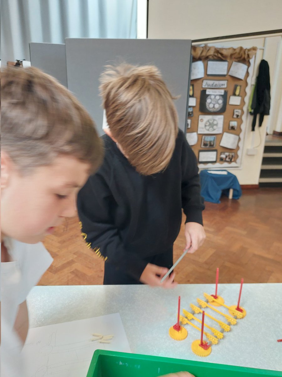 SCOS_Teresa's tweet photo. Young engineers at work building bridges.#StCathsScience #Knexchallenge https://t.co/DefUYLTSqJ