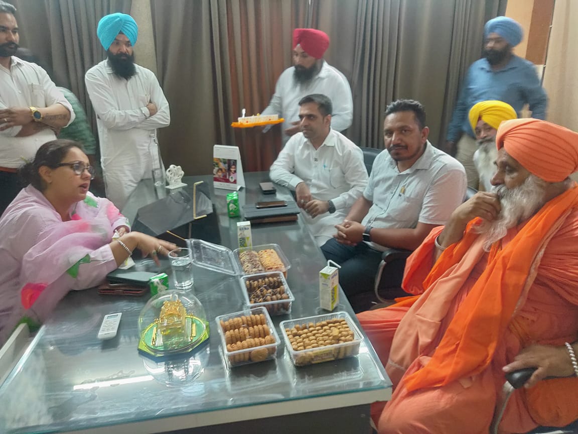KhadoorSahibLS's tweet image. Sant Baba Balbir Singh Ji Seechewal visit with MLA Amritsar East @jeevanjyot20 Ji and @DrDeepakPILOT for making of #SmartVillage and assured to work on war level. 
 #SmartWard #SmartVillage 
@AAPHarbhajan @JarnailSinghAAP @ArvindKejriwal @AAPPunjab #India @HarpalCheemaMLA