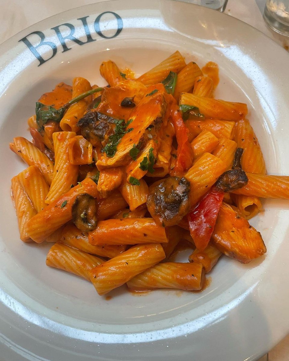 BrioItalian's tweet image. It's officially 🌞Pretty Pasta Summer🌞

📸: @lilfran.photodump (IG)