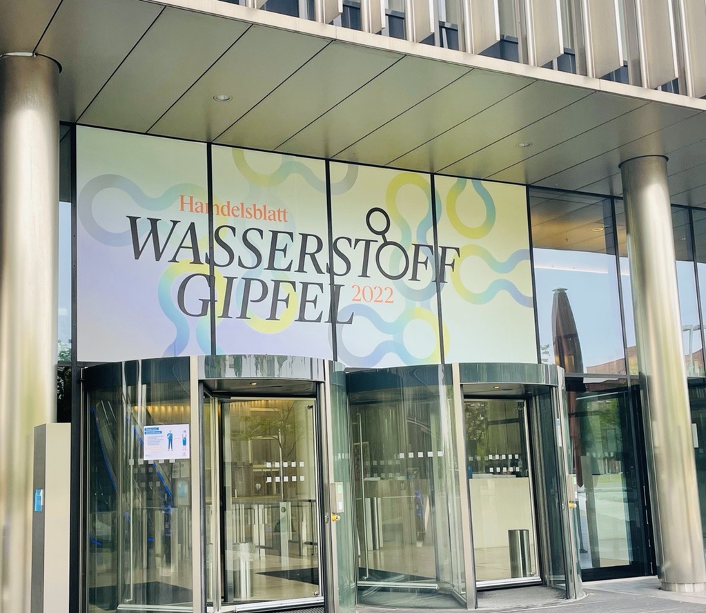 GWS_MK's tweet photo. Unsere Kollegin Sonja Pfaff ist heute auf dem #Handelsblatt #Wasserstoff-Gipfel in #Essen, wo sich zwei Tage lang alles um die #Herstellung, den #Transport und die Einsatzmöglichkeiten der #Technologie drehen wird.
#GWS_MK #Handelsblatt #hbwasserstoff https://t.co/Lpwt9yDdA1