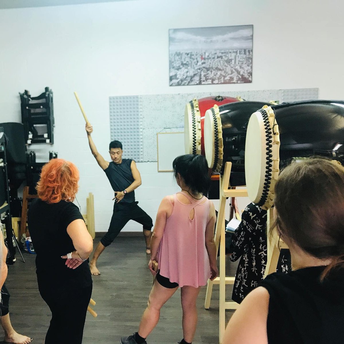 taiko_mon's tweet photo. 🔥 ODAIKO con Yuta Kato de Los Angeles Taiko Institute y Asano Taiko US.
Taller de técnica básica en el que aprendimos muchos e importantes detalles para poder tocar el gran tambor japonés.
¡Ahora a practicar! 🥁
#odaiko #taiko #太鼓 https://t.co/duro7lBmji