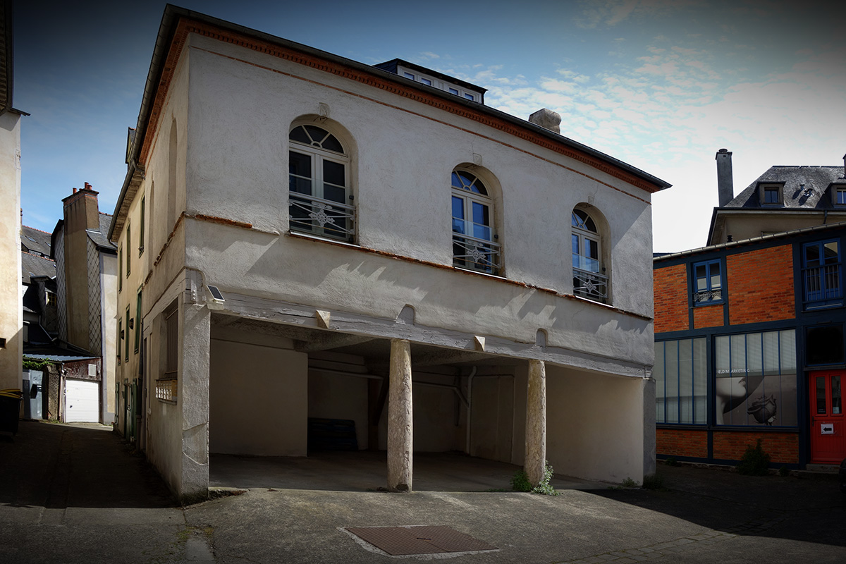 CorreErwan's tweet photo. Une belle maison... En Italie ? En Espagne ? 🧐
Eh, non, c'est bien à #Rennes, dans le centre-ville ! 😮
Vous l'avez déjà remarquée ? 😉
@BrohanGilles @ArchivesRennes @Histoire2Rennes https://t.co/csZbAeB4sO