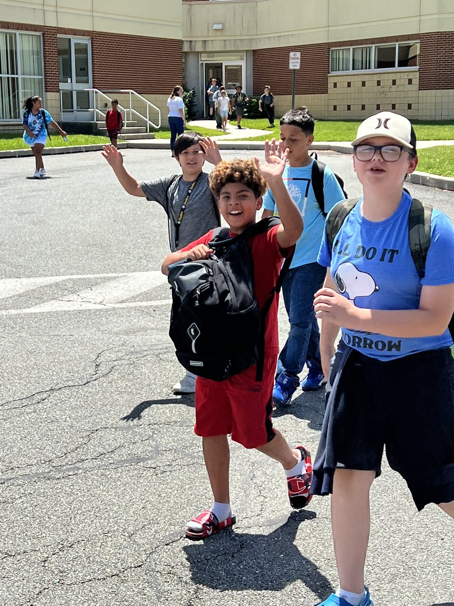 CoolColeMuhls's tweet photo. That’s a wrap on the 2021-2022 school year!! Have a great summer CE Cole! 😎🌞☀️@muhlsd https://t.co/xLzv1iaQSr