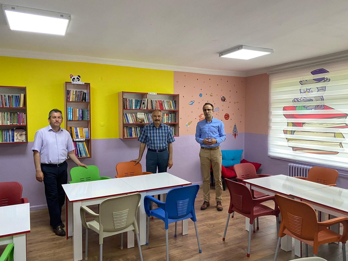 Devrek_mem's tweet photo. İlçe Milli Eğitim Müdürlüğü yöneticilerimiz, 10.000 Okul Projesi kapsamında olan Eğerci Ortaokulunun, bir kısmı atık malzemelerin geri dönüştürülmesi ile yenilenen kütüphanesini ziyaret ederek incelemelerde bulundular.
@Devrek_mem 
@egerciokul https://t.co/5tWzzgp53k
