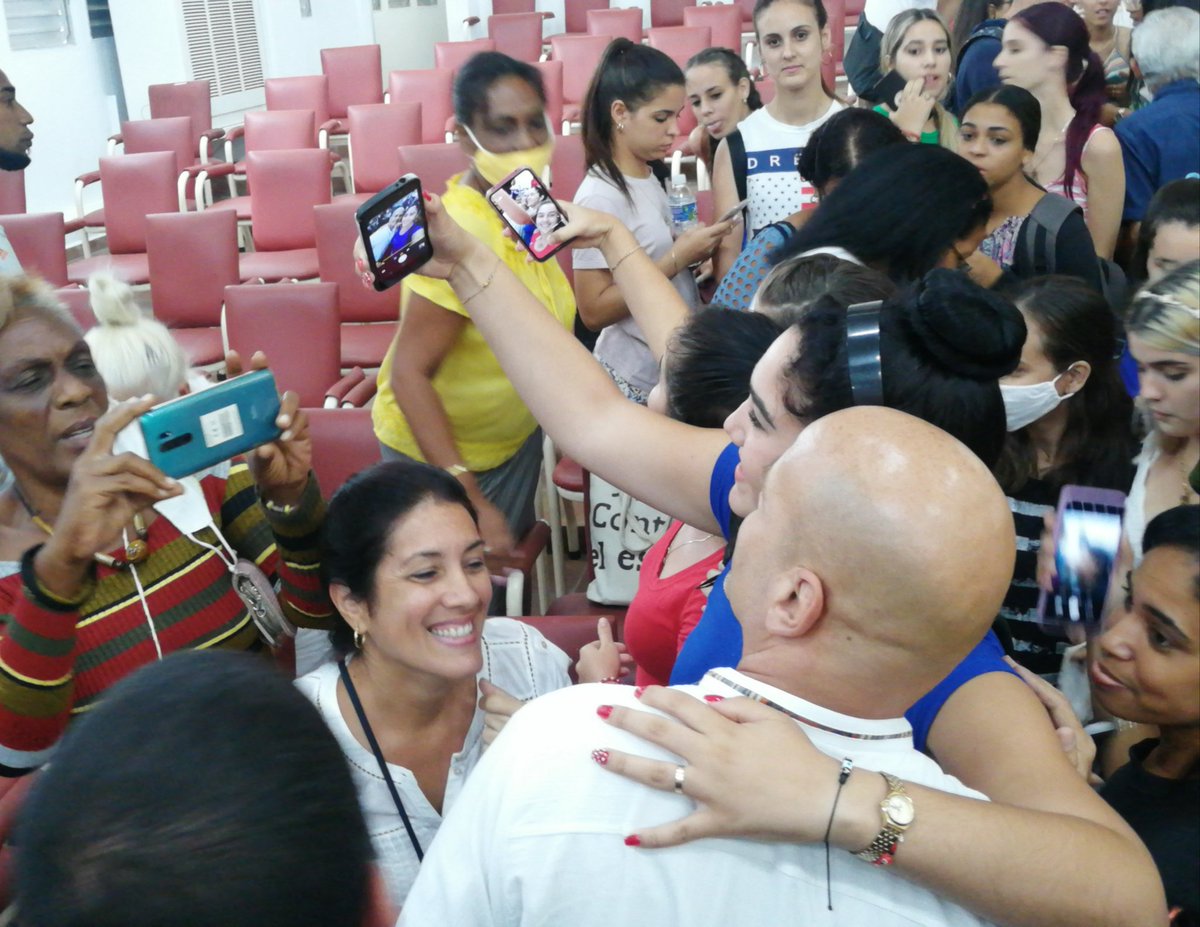 Un receso para 'selfies' con estudiantes de universidades del centro del país que participan en el XXVIII Taller de Educación Patriótico-Militar e Internacionalista, en la Universidad de Matanzas. #Cuba #CDRCuba #SomosDelBarrio