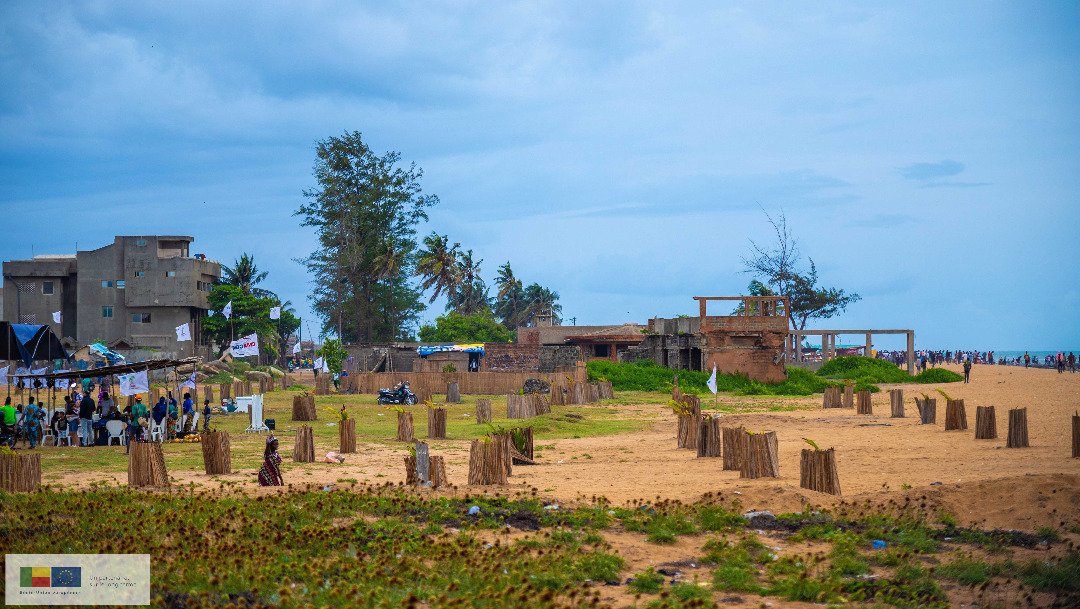UEauBenin's tweet photo. Jrnée mondiale de l'#environnement: @UEauBenin et #TAMAEE ont sensibilisé le public sur la protection de la #nature via le nettoyage de la plage de #PK10, l’aménagement d’un jardin potager, la plantation d’arbres, et une projection sur la gestion des déchets.🇧🇯🇪🇺
#UneSeuleTerre https://t.co/tzNSkXIFlv