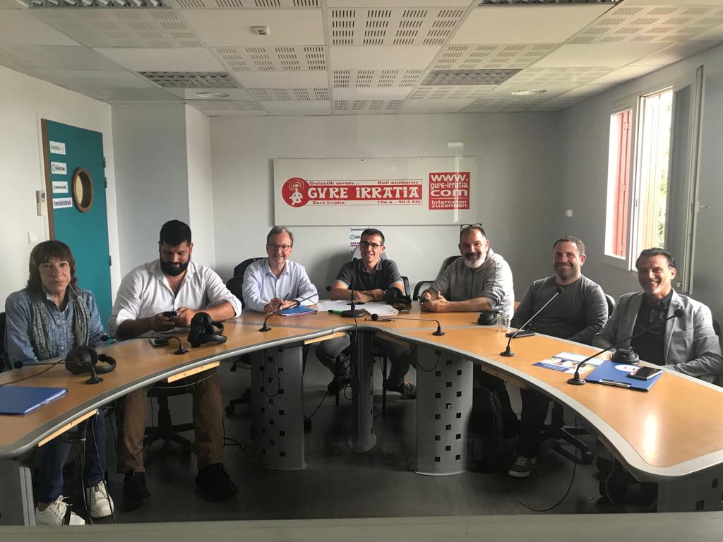 Euskal Irratiak (@euskalirratiak) on Twitter photo 6. bozka eremuko eztabaida antolatzen dugu ORAIN. Azterketak euskaraz, etxebizitza, laborantxako lurrak eta laborariak, ingurumena, erosteko ahalmena eta migrazio politika aipagai. Mahai inguruan: @VincentBru2022 @PeioIZATE <a href="/FabriceBACH2022/">Fabrice-Sébastien Bach</a> Philippe Jouvet eta Jacqueline Uhart 6. bozka eremuko eztabaida antolatzen dugu ORAIN. Azterketak euskaraz, etxebizitza, laborantxako lurrak eta laborariak, ingurumena, erosteko ahalmena eta migrazio politika aipagai. Mahai inguruan: @VincentBru2022 @PeioIZATE <a href="/FabriceBACH2022/">Fabrice-Sébastien Bach</a> Philippe Jouvet eta Jacqueline Uhart