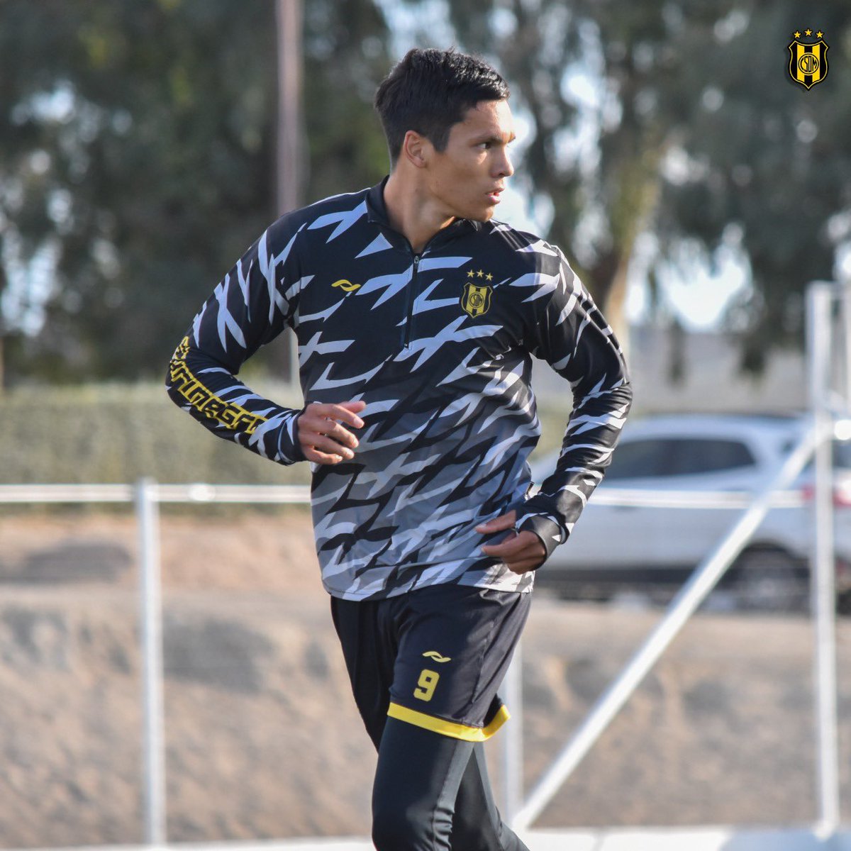 ClubMadryn's tweet photo. #PrimeraNacional ⚽️ | Luego del empate ante Riestra, el Aurinegro retomó esta mañana a las prácticas con la mente puesta en Belgrano.

Jonatan Palacio, flamante nueva incorporación, se entrenó a la par de sus nuevos compañeros.

#VamosAurinegro https://t.co/iNPx92Eys4