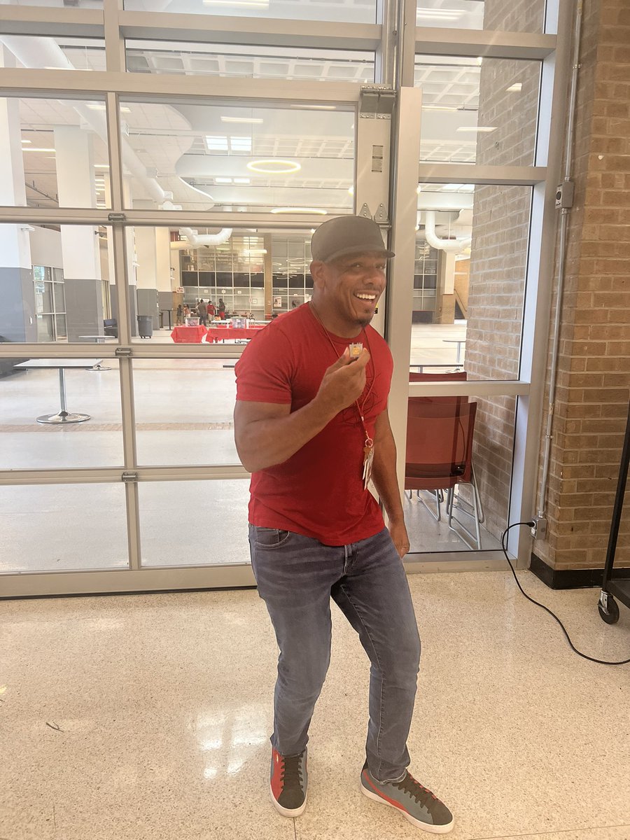 KashmereHS's tweet photo. End of Year Awards 2️⃣0️⃣2️⃣2️⃣
✨ 5 Years of Service
✨ 10 Years of Service
✨ 15 Years of Service
✨ 20 Years of Service
 #KashmereOut 
@TeamHISD https://t.co/9bS25QLSgP