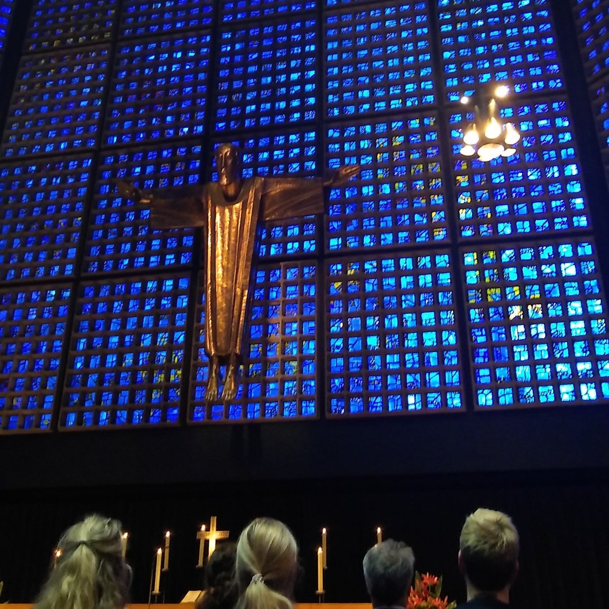 Nach dem Ereignis am #Breitscheidtplatz brennen die Kerzen für die Verwundeten an Leib und Seele. Tröstende und heilende Hände halten wir ihnen entgegen. 
Danke für Zuflucht in der #gedaechtniskirche, Danke für Trost und Zuspruch für die Helfenden und Rettungskräfte.