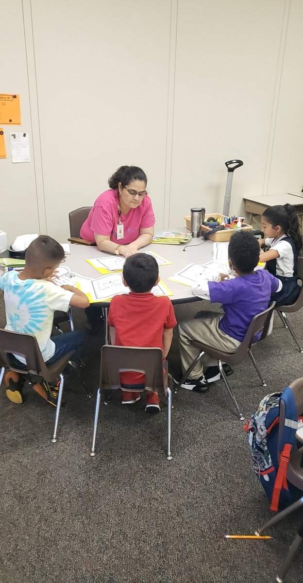 BiancaAKA18's tweet photo. I caught these Huskies in targeted small group instruction in reading and math today! We say "yes you can!" @hearnehusky #summertimelearning
#bettertodaythanyesterday
#huskypride https://t.co/q9q5nZNQw4