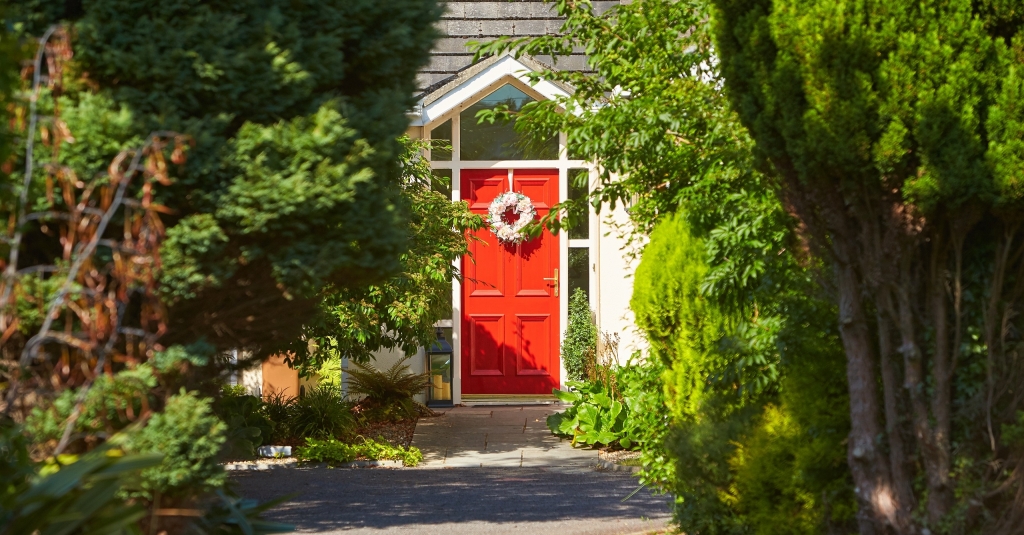 Easy Ways to Increase Summer Curb Appeal homes.com/blog/2022/05/e…