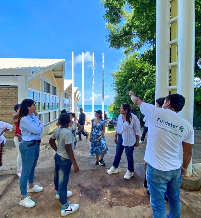 Findeter's tweet photo. Hoy nuestra presidenta @SgomezSandra y el equipo técnico reciben en Providencia a @Vicmunro director del @ContactoDapre, quien realiza seguimiento a los avances de las obras de reconstrucción del colegio Bomboná, aereopuerto y viviendas. #EsConHechos que hablamos de Providencia https://t.co/Ea3SoP7SZ1
