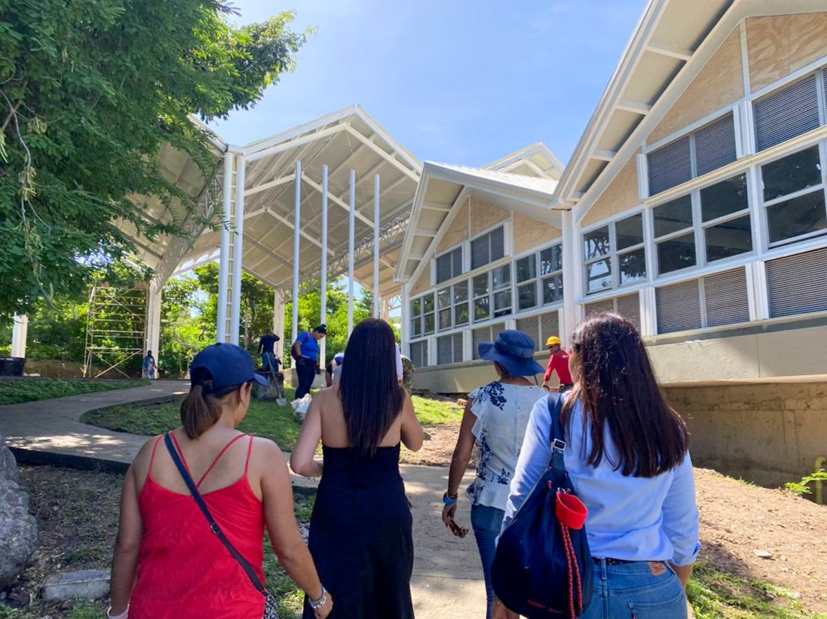 Findeter's tweet photo. Hoy nuestra presidenta @SgomezSandra y el equipo técnico reciben en Providencia a @Vicmunro director del @ContactoDapre, quien realiza seguimiento a los avances de las obras de reconstrucción del colegio Bomboná, aereopuerto y viviendas. #EsConHechos que hablamos de Providencia https://t.co/Ea3SoP7SZ1