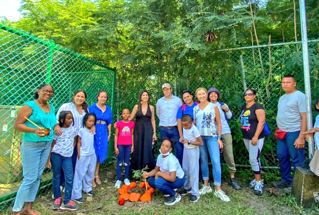 Findeter's tweet photo. Hoy nuestra presidenta @SgomezSandra y el equipo técnico reciben en Providencia a @Vicmunro director del @ContactoDapre, quien realiza seguimiento a los avances de las obras de reconstrucción del colegio Bomboná, aereopuerto y viviendas. #EsConHechos que hablamos de Providencia https://t.co/Ea3SoP7SZ1