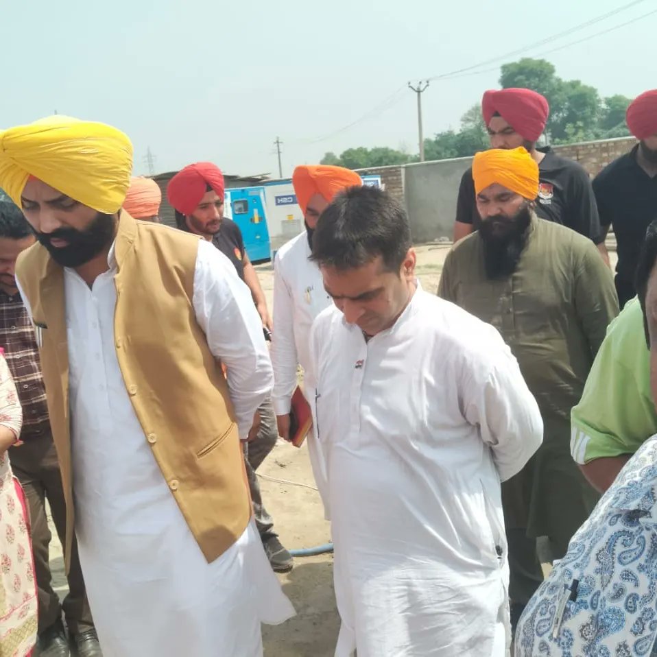 KhadoorSahibLS's tweet image. Sant Baba Balbir Singh Seechewal Ji visited Patti for Renovation of Local drain to support @Laljitbhullar Ji who is also supporting #smartWard #SmartVillage to make #SmartPUNJAB with @DrDeepakPILOT 

@BhagwantMann @AAPPunjab @ArvindKejriwal @raghav_chadha @VarunRajSingh26 #AAP