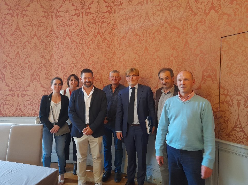 Nos réseaux <a href="/Asso_Trame/">Trame</a> <a href="/ReseauCivam/">Réseau Civam</a> <a href="/CUMAFrance/">Réseau cuma</a>  ont rencontré ce jour le Ministre <a href="/MFesneau/">Marc Fesneau</a> qui a réaffirmé le rôle des démarches collectives en #agriculture pour accompagner les grandes transition.
Ecoute et dialogue constructif
Nous serons forces de proposition pour la suite