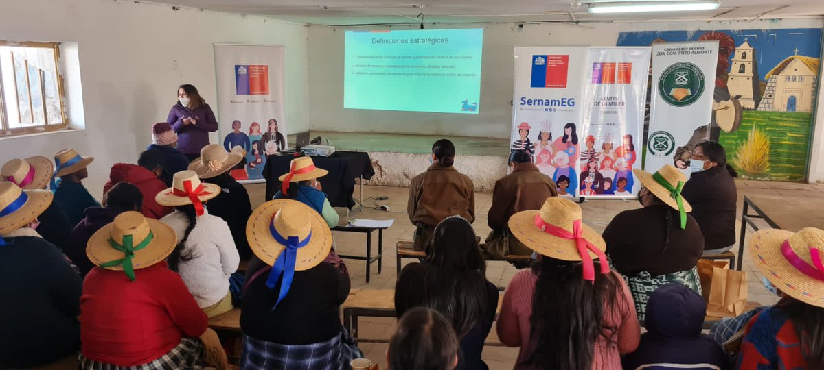 CarabTarapaca's tweet photo. #Colchane: Carabineros de la 2ª Comisaría #PozoAlmonte a través de la Oficina de Integración Comunitaria y Sala de Familia, junto a @MinMujeryEG y @SernamEGChile participaron en la 1ª mesa de trabajo denominada "Mujer Rural" realizada en el poblado de #Cariquima. #OrdenyPatria https://t.co/cDgvd9v9eA