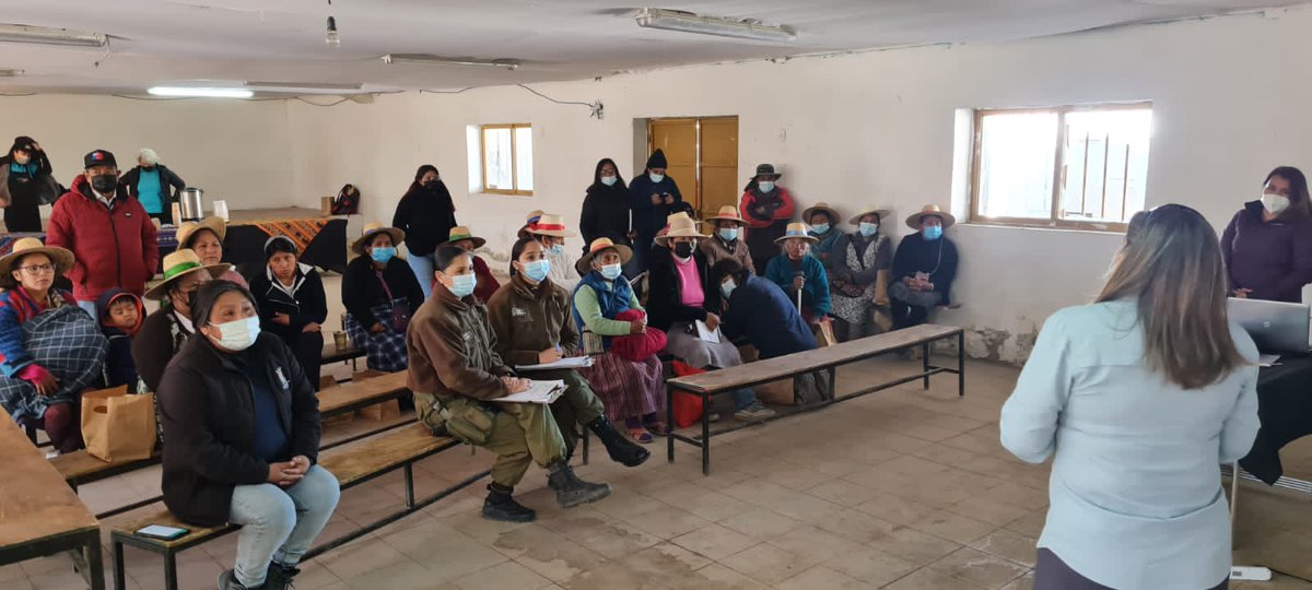 CarabTarapaca's tweet photo. #Colchane: Carabineros de la 2ª Comisaría #PozoAlmonte a través de la Oficina de Integración Comunitaria y Sala de Familia, junto a @MinMujeryEG y @SernamEGChile participaron en la 1ª mesa de trabajo denominada "Mujer Rural" realizada en el poblado de #Cariquima. #OrdenyPatria https://t.co/cDgvd9v9eA