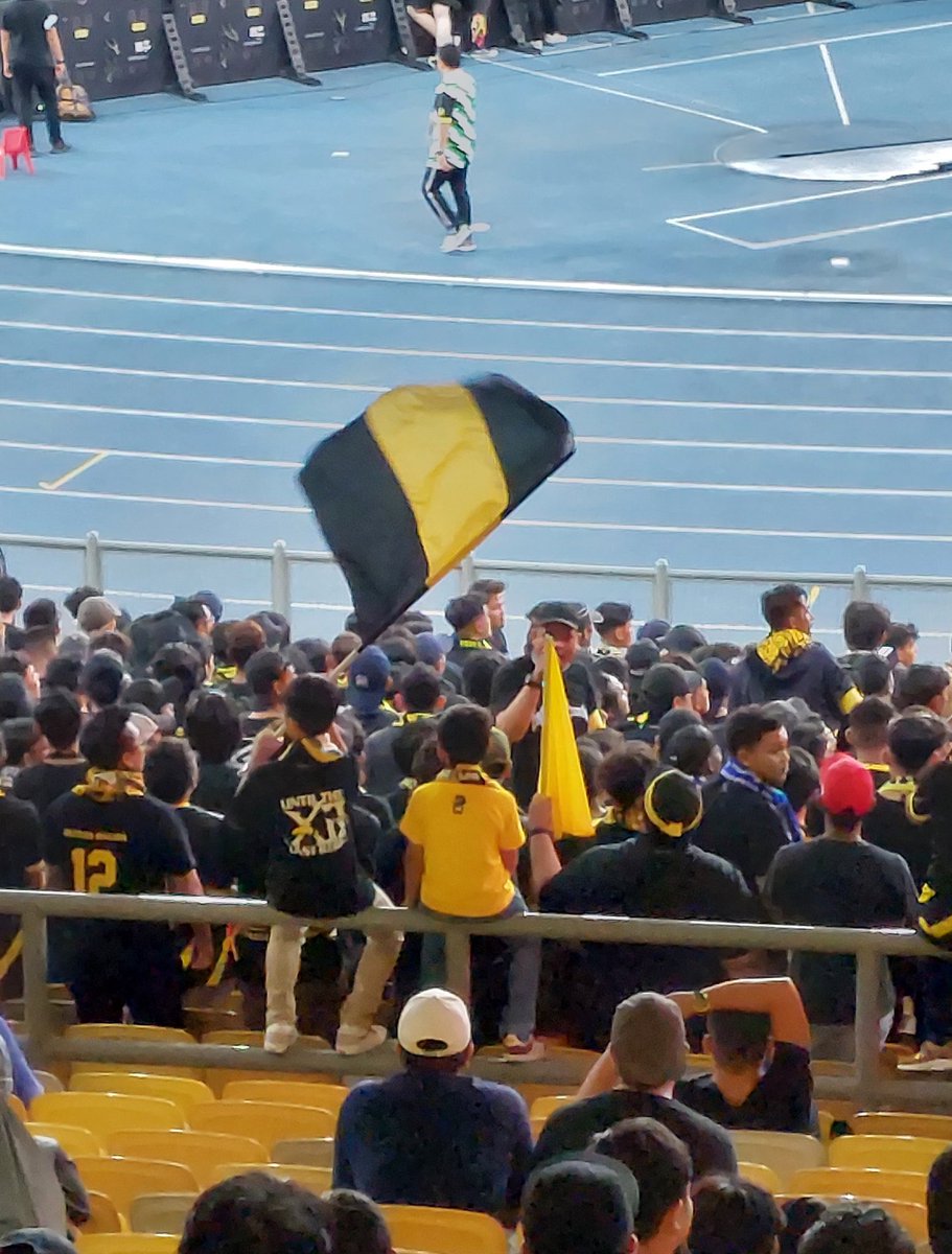 PapaQQs's tweet photo. Terima kasih untuk malam ini #HarimauMalaya π
Teruskan rentak kemenangan π²πΎ
dari kami berdua:
~Pengibar Panji Di Atas Palang~
#FromFatherToSon
#DemiMalaysia
#UTLR
#EkorHarimauMalaya
#AFCAsianCup2023Qualifiers
#AFCQ2023
#AFCAsianCup2023
#TKMMAS
#TKMvMAS https://t.co/wgIptKnGQs