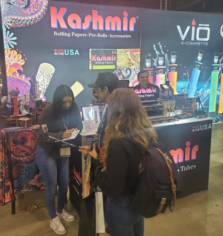 Kashmir_420's tweet photo. New Kashmir & VIO customers getting great deals at CHAMPS Chicago!
.
Follow Us: Kashmir R. Papers
.
.
.
.
.
#kashmir420 #kashmirevent #weedevents #chicagoevents #champschicago #champschicago2022 #kashmir420event #organicrollingpapaers #rollingpapapers #organicrollingpapers https://t.co/HbX61oH3S8
