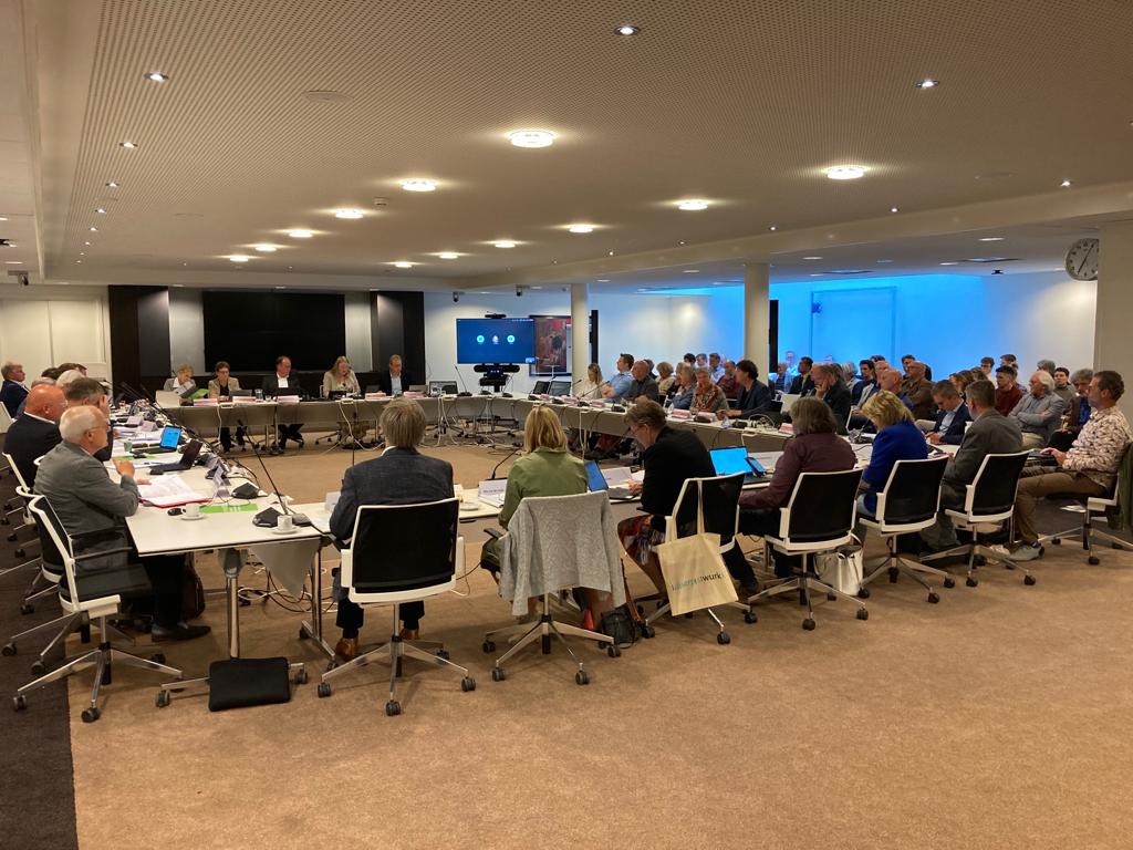 Fijn om te zien dat zoveel betrokkenen hun weg vinden naar ons Provinciehuis! Vanavond bespreken we de kadernota en zero based budgetting. <a href="/AebeAalberts/">Aebe Aalberts</a> en <a href="/johantjalsma/">Johan Tjalsma 🇪🇺🇳🇱🇿🇦🚴‍♀️</a> zijn onze woordvoerders op dit dossier. Vragen kun je stellen via DM of op onze mail: cda@fryslan.frl.