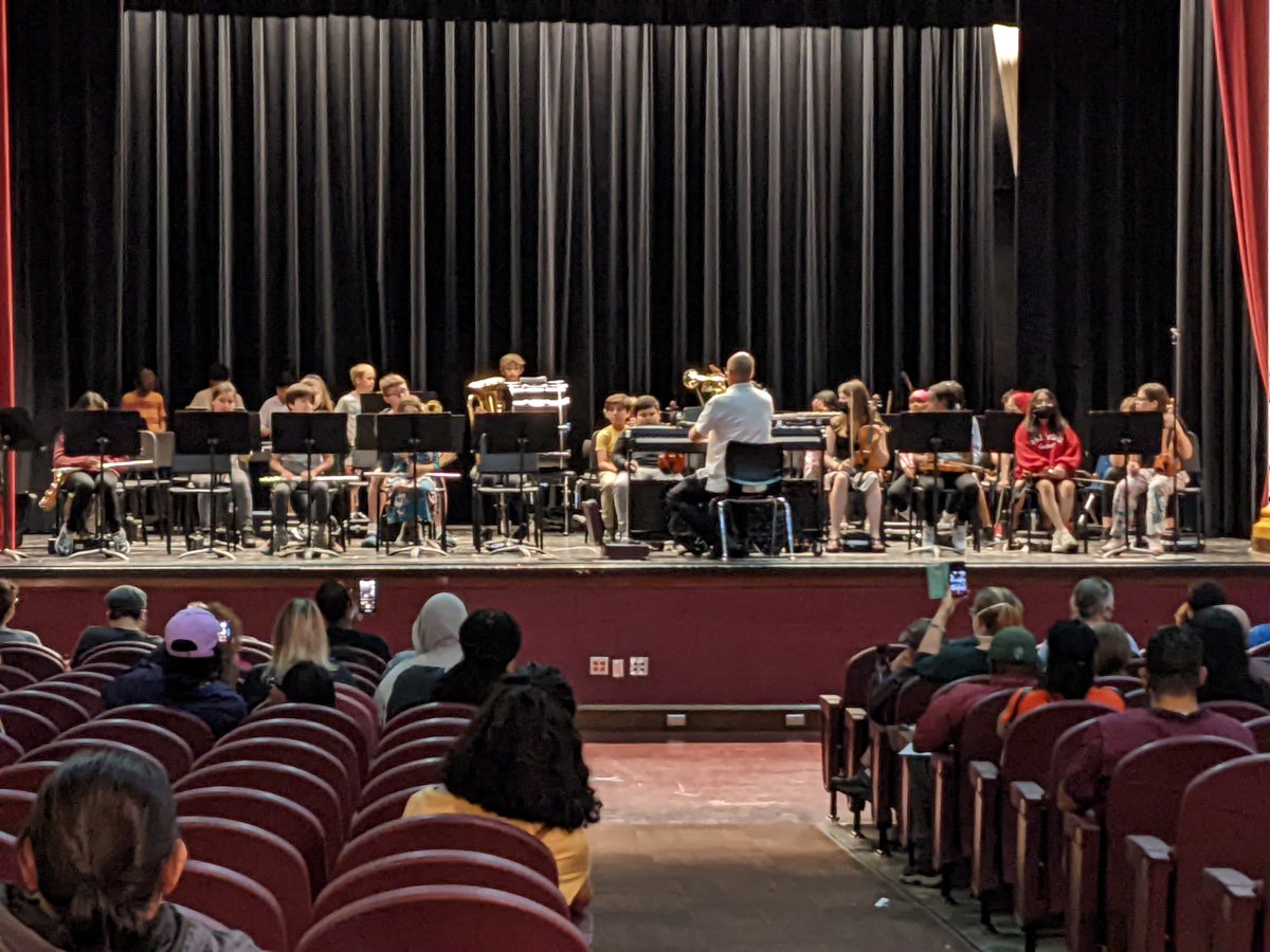Congratulations to the 5th grade band and orchestra on their wonderful performance yesterday!

¡Felicitaciones a la banda y orquesta de 5to grado por su maravillosa presentación ayer!