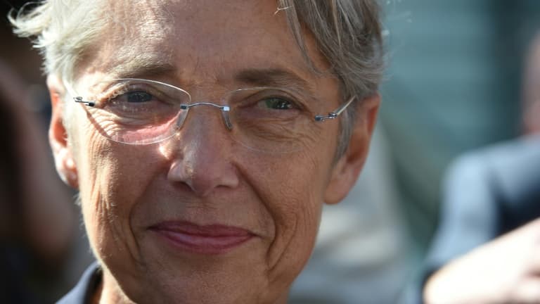 BFMTV's tweet image. Hausse des carburants: Borne assure que l'État "ne gagne pas d'argent sur les taxes"
bfmtv.com/economie/hauss…