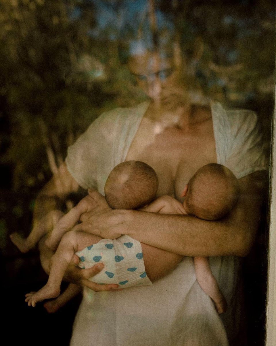 culturainquieta's tweet photo. Los álbumes familiares de la fotógrafa australiana Lisa Sorgini rezuman quietud, intimidad, amor.

@LisaSorgini https://t.co/6jAuL5O4A1