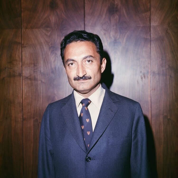 siyasiposting's tweet photo. "bülent bey, kibar üslupla konuşan bir siyasetçiydi. türkiye’de protokole ve hitap edebiyatına 'sayın' kelimesini o getirdi. genel müdüre de, bakana da, falanca kasabanın ilkokul öğretmenine de 'sayın' kelimesi ve soy isimle hitap edilir oldu."

ilber ortaylı, 2017 https://t.co/2BAdSIvcAX