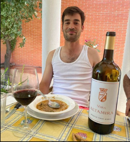 Como cada verano, los futbolistas nos obsequiarán con fotos de todo tipo para recordarnos cuán afortunados y bendecidos son. Mientras, Manu Trigueros (Villarreal), comparte una foto en camiseta de tirantes y apretándose un cocido y un vino. Ya tengo nuevo ídolo. #LaLigaSantander