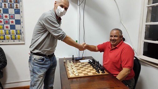 xadrez_alex's tweet photo. Momentos iniciais da simultânea com o MI Eduardo Limp, agora na sede da ALEX! 📷: AI Alexandre Lima
#xadrez #simultanea #mestreinternacional #mi #simultaneadexadrez #chess https://t.co/mxcWh3f4PZ