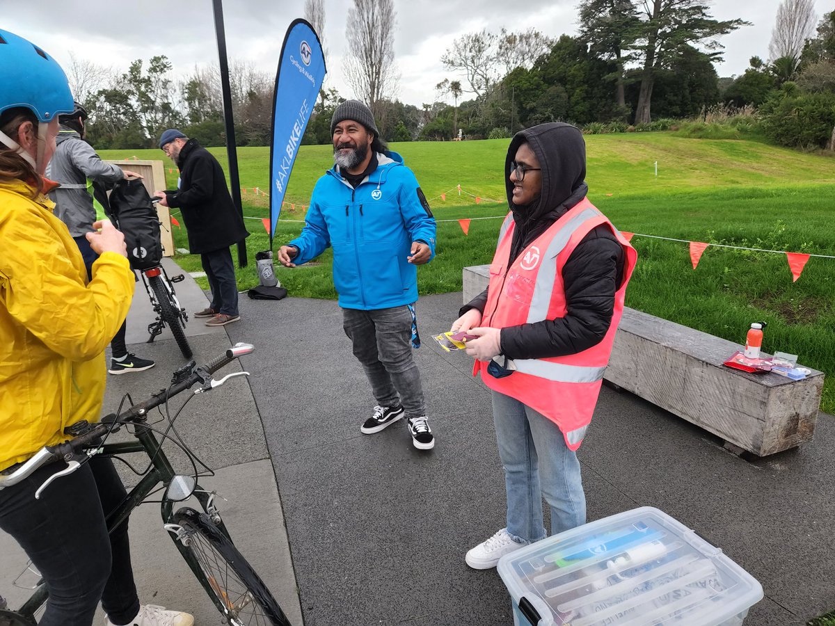 Great to stop and have a chat with this super friendly team from <a href="/AklTransport/">Auckland Transport</a> this morning encouraging and supporting local cyclists get around Tāmaki safely! #aklbikelife