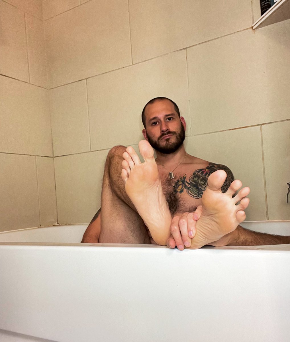 EverettW_FT's tweet photo. Who likes bathtub shots?? Cum get wet with me on my OF. ππ¦Ά #size24 #feet #feetfetish #footfetish https://t.co/QwiKGGNfed https://t.co/ksBncE91KH