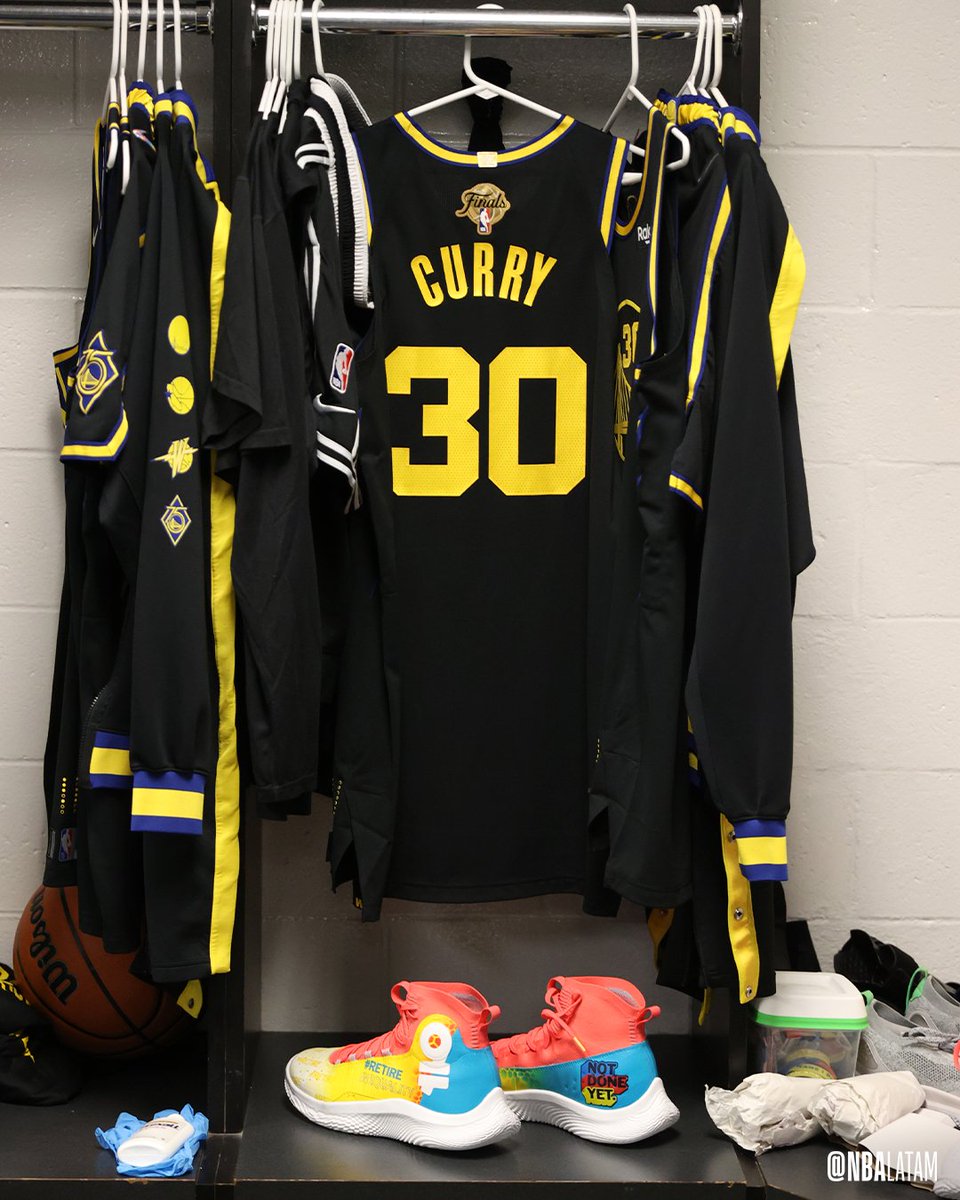 NBALatam's tweet photo. La 30 a la espera de @StephenCurry30 🥰

#NBAFinals https://t.co/ZFTeprwymB