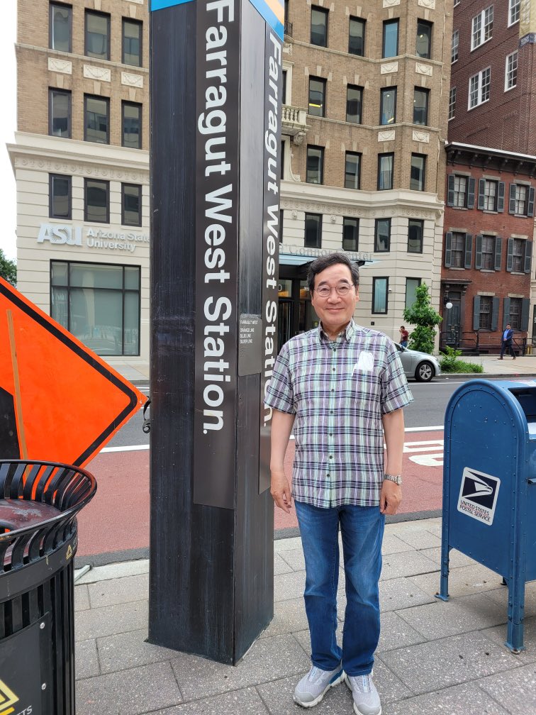 nylee21's tweet image. &amp;lt;길찾기&amp;gt;

제가 다닐 조지워싱턴 대학 엘리어트 국제관계 학교. 이 건물 안에 한국연구소도 있습니다. 제가 이용할 패러거트 웨스트 지하철역. 학교에 다니려면 이 지하철 12개 역을 달려야 합니다.워싱턴DC 길찾기로 반나절을 보냈습니다. 계획도시여서 주소만 알면 길찾기는 쉽습니다.